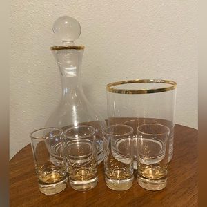 Stackable Decanter and set of 4 shot glasses